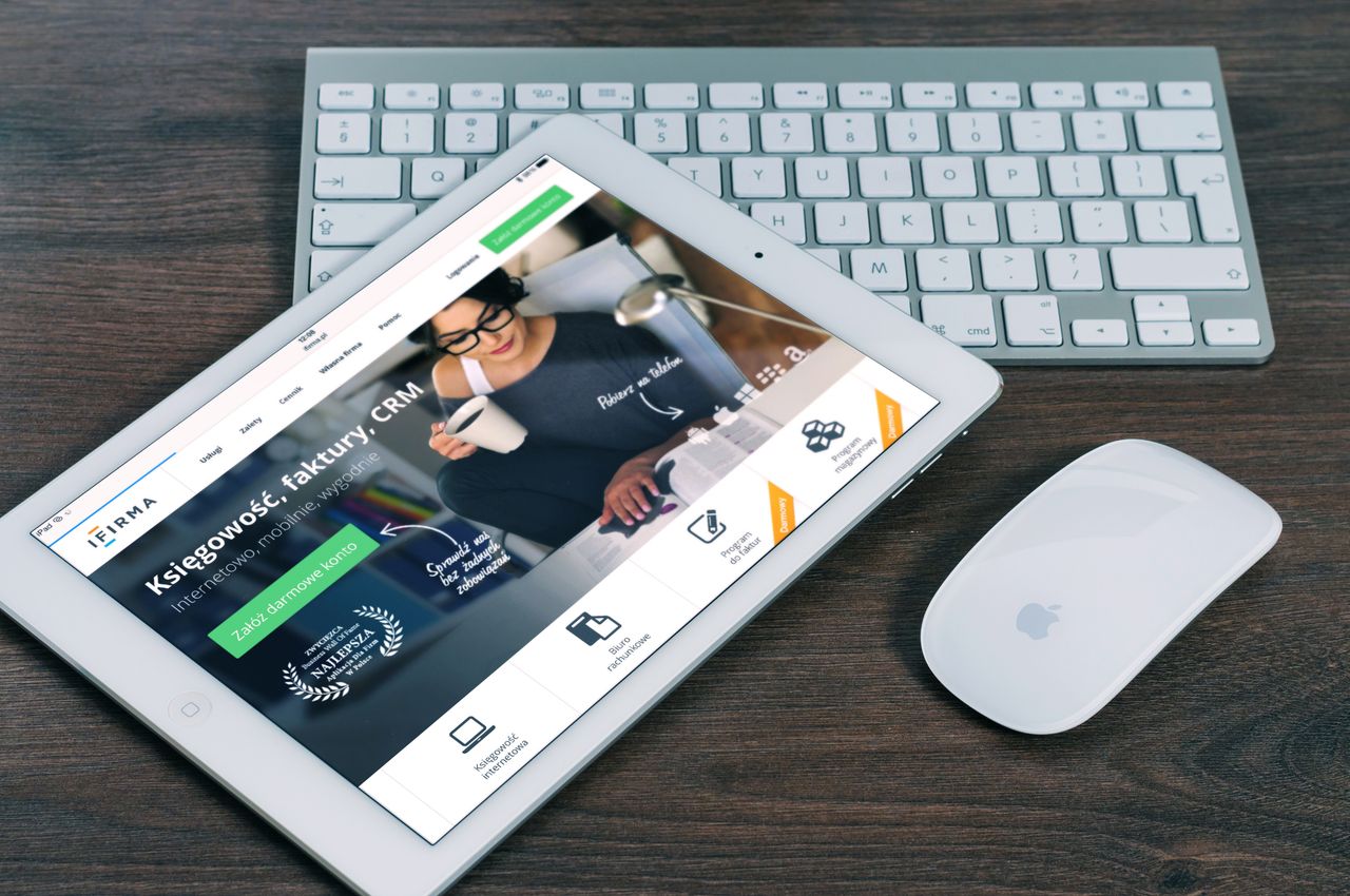 Une tablette affichant un site web financier, à côté d’un clavier et d’une souris blancs. Parfait pour des visuels de banque d’images sur le thème de la technologie.